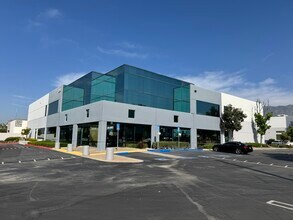1201 W Foothill Blvd, Azusa, CA à louer Photo intérieure– Image 1 sur 2