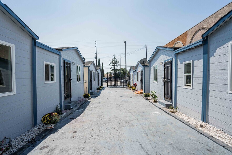 3713-3717 W Imperial Hwy, Inglewood, CA à vendre - Photo de l’immeuble – Image 1 sur 37