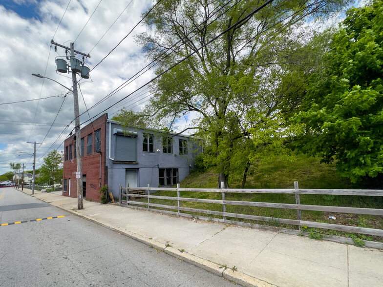 325 Illinois St, Central Falls, RI à vendre - Photo de l’immeuble – Image 3 sur 27