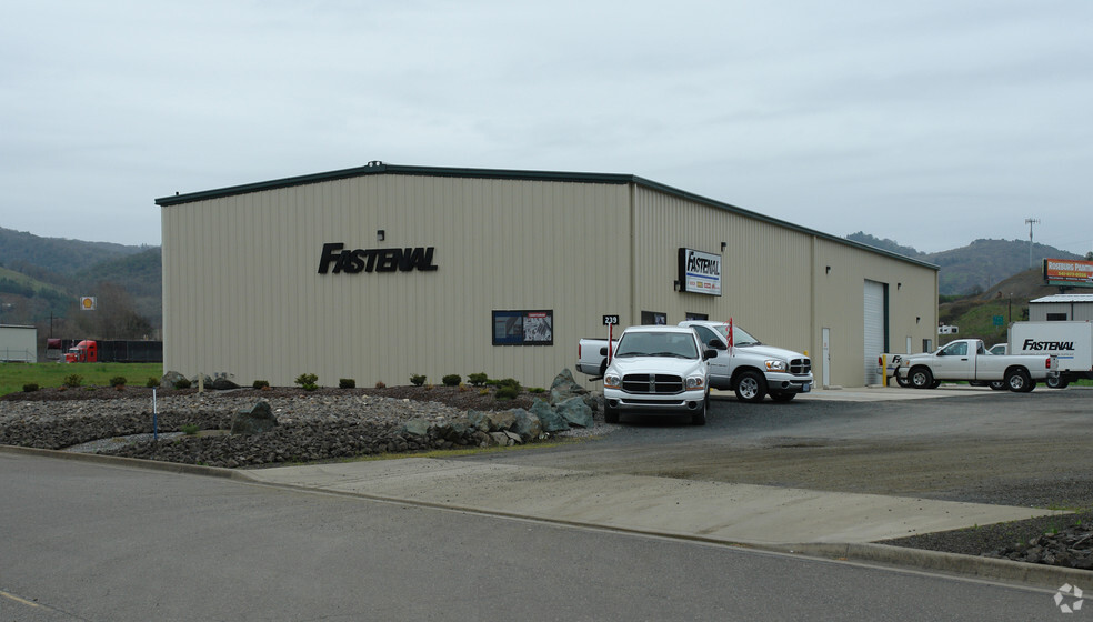 239 Industrial Dr, Roseburg, OR à louer - Photo de l’immeuble – Image 1 sur 9