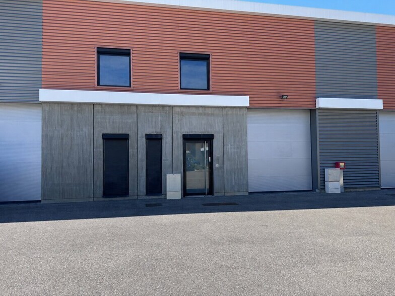 165 Avenue Henri Schneider, Meyzieu à vendre - Photo de l’immeuble – Image 2 sur 8