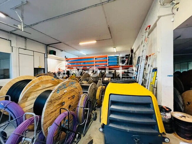 Plus de détails pour Local d'activités à louer