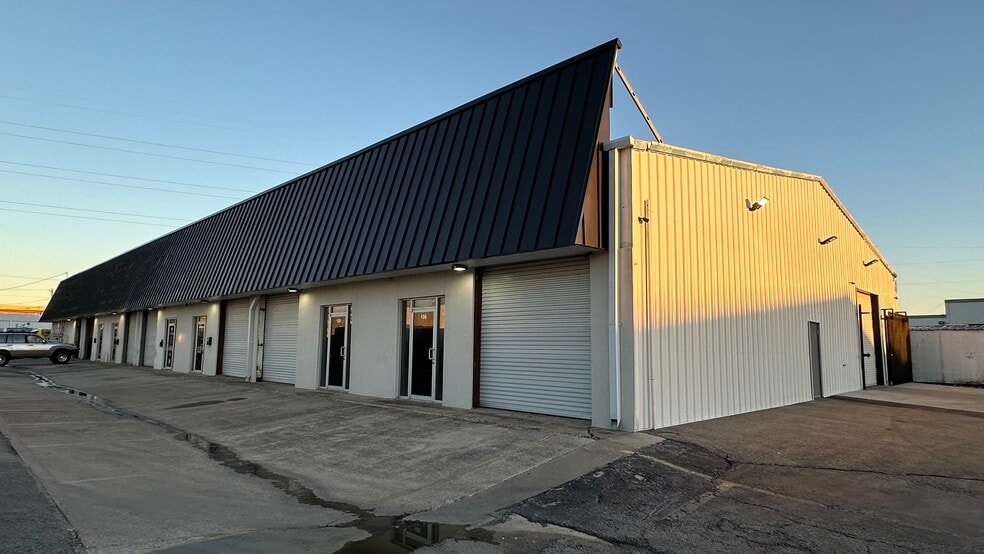 11345 Emerald St, Dallas, TX à louer - Photo de l’immeuble – Image 2 sur 3