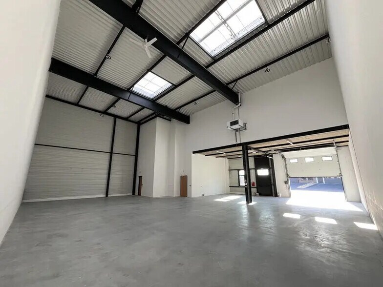 Local d’activités dans Saint-Priest à louer - Photo de l’immeuble – Image 2 sur 33