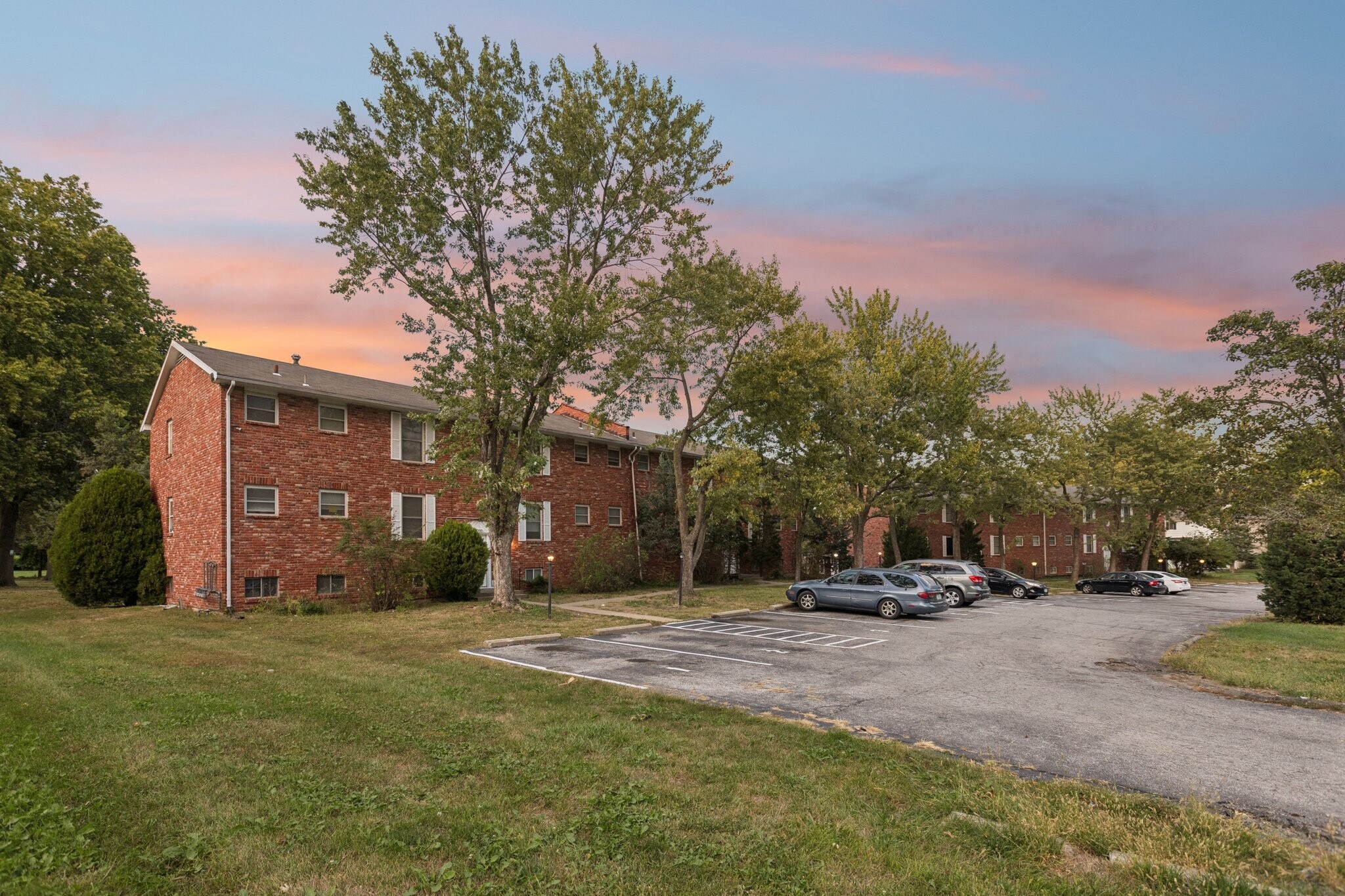 8000-8034 E 88th Ter, Kansas City, MO à vendre Photo de l’immeuble– Image 1 sur 48