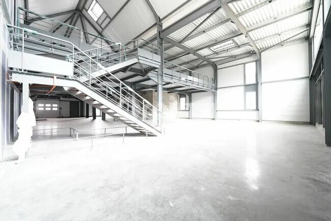 Plus de détails pour 2 Rue Des Frères Louis Et Emile Bertrand, Vénissieux - Local commercial à vendre