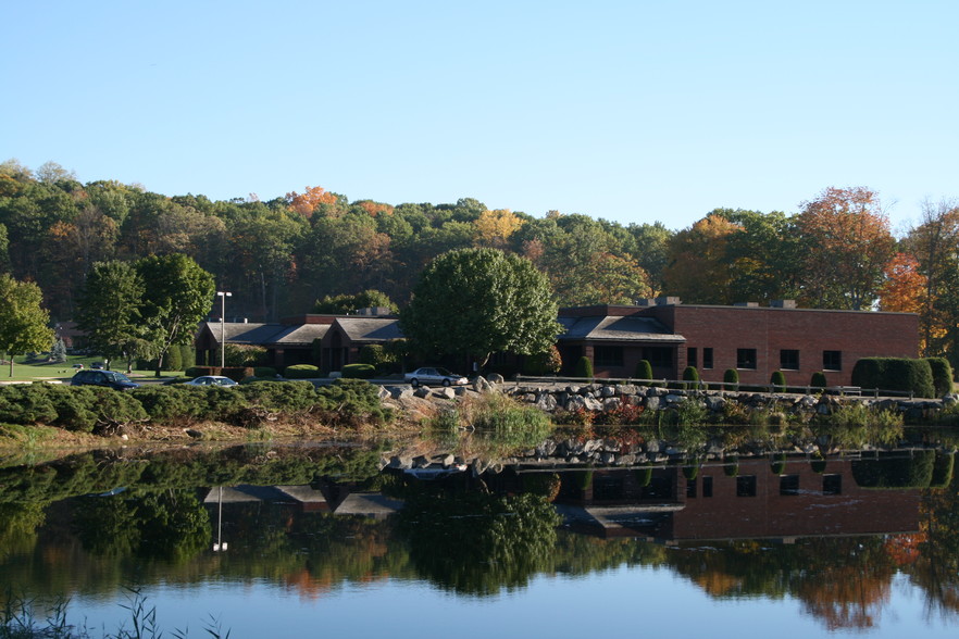 3-9 Park Lawn Dr, Bethel, CT à louer - Photo de l’immeuble – Image 2 sur 2