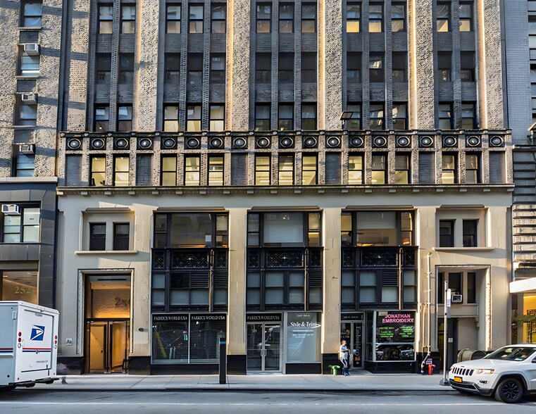 256 W 38th St, New York, NY à louer - Photo de l’immeuble – Image 1 sur 9