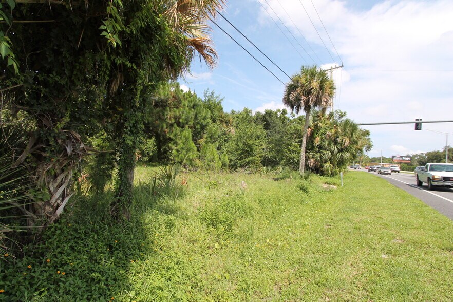 561 N Washington Ave, Titusville, FL à vendre - Photo principale – Image 1 sur 22