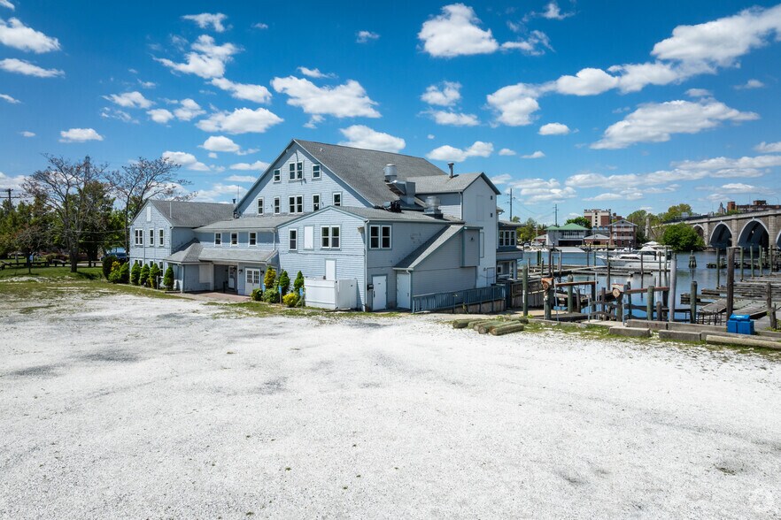 Waterfront Restaurant - East Providence portefeuille de 2 biens à vendre sur LoopNet.fr - Photo principale – Image 1 sur 23