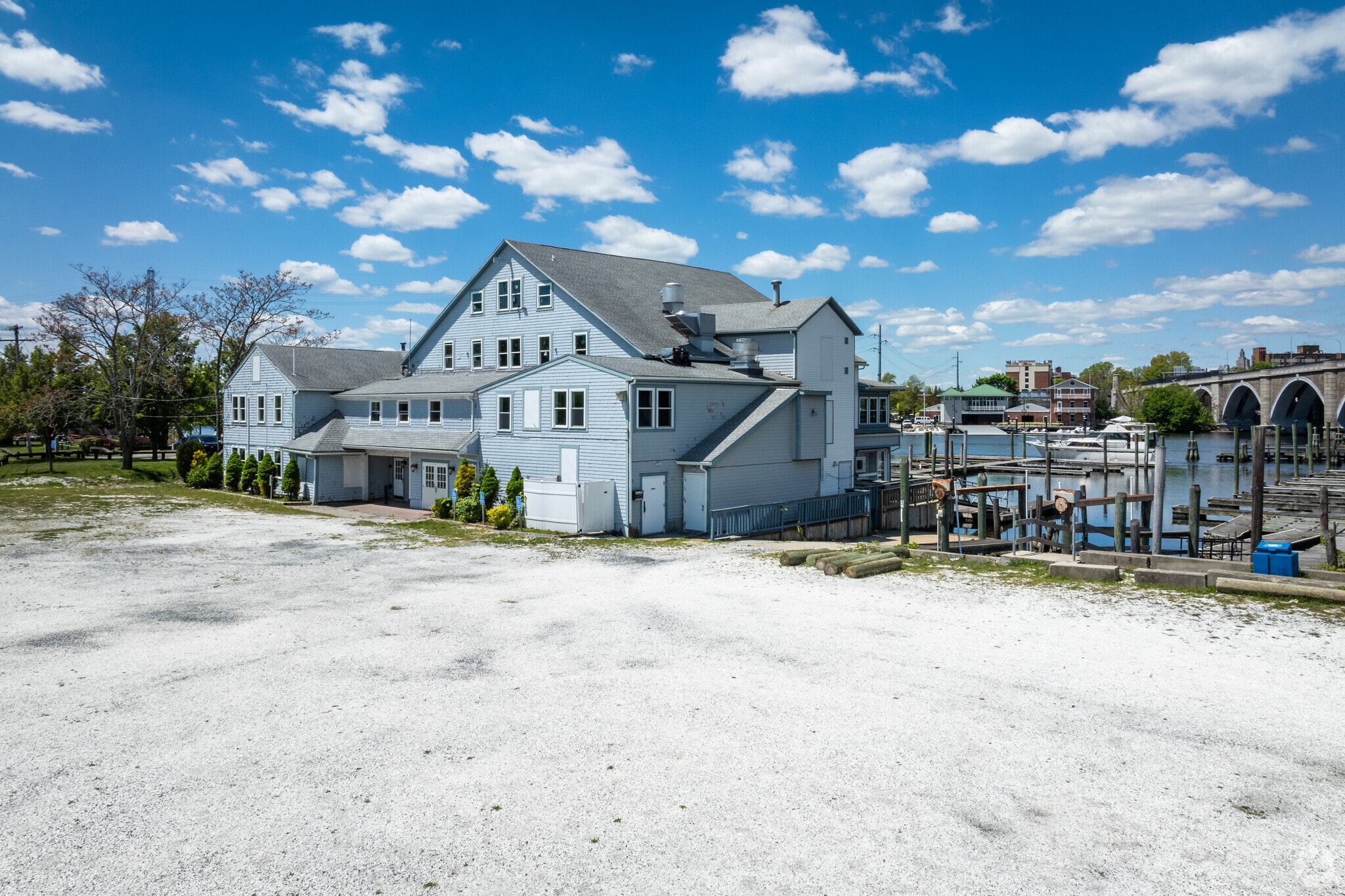 Waterfront Restaurant - East Providence portefeuille de 2 biens à vendre sur LoopNet.fr Photo principale– Image 1 sur 24