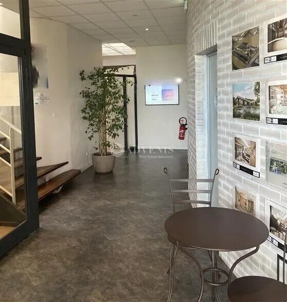 Local commercial dans La Chaussée-Saint-Victor à louer - Hall d’entrée – Image 3 sur 8