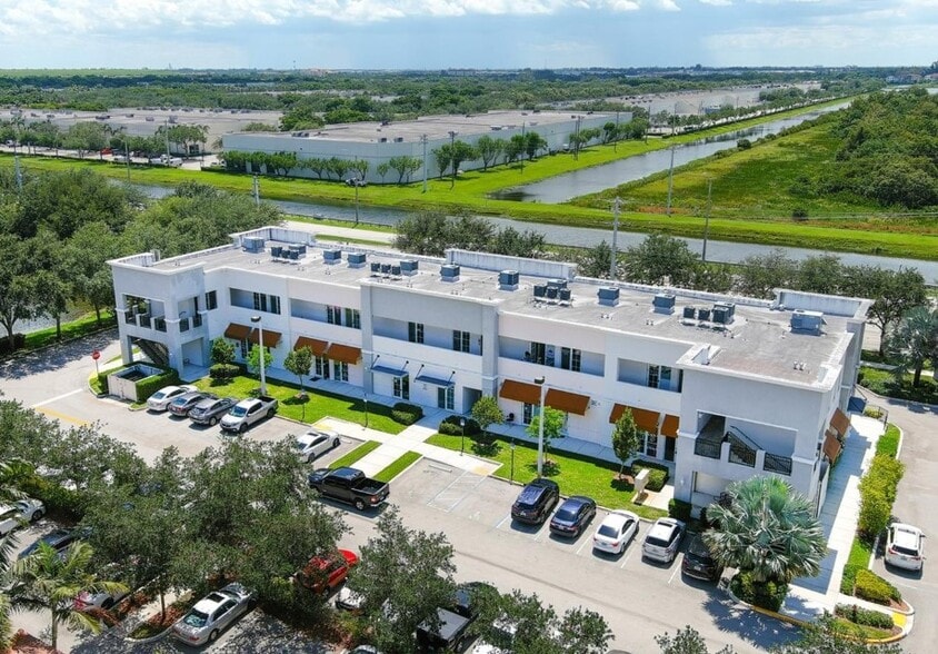 2501 S Palm Ave, Miramar, FL à louer - Photo de l’immeuble – Image 3 sur 3