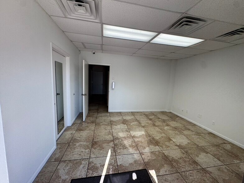 1161 Sun Century Rd, Naples, FL à louer - Hall d’entrée – Image 3 sur 5