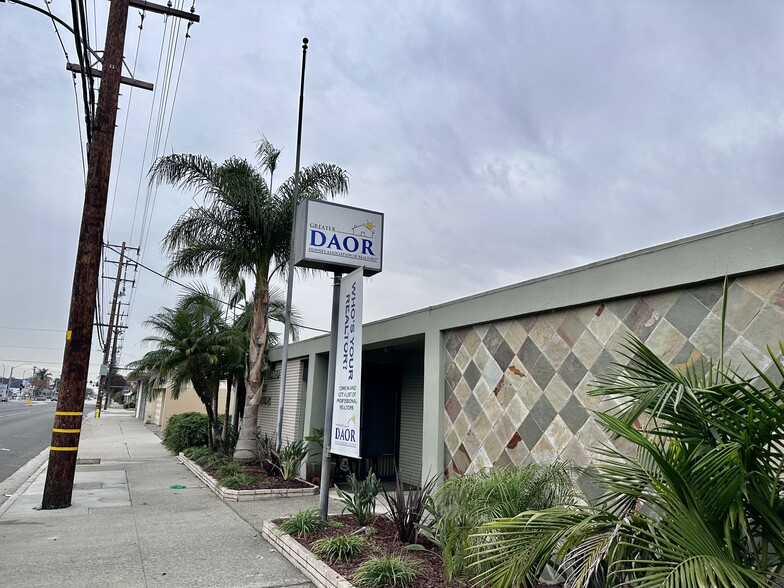 12065 Paramount Blvd, Downey, CA à louer - Photo de l’immeuble – Image 2 sur 12