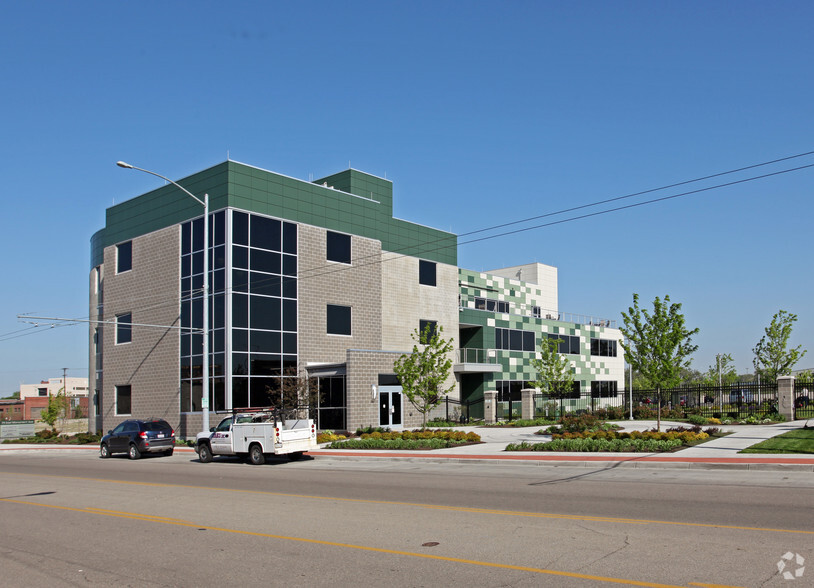 711 E Monument Ave, Dayton, OH à louer - Photo principale – Image 1 sur 14