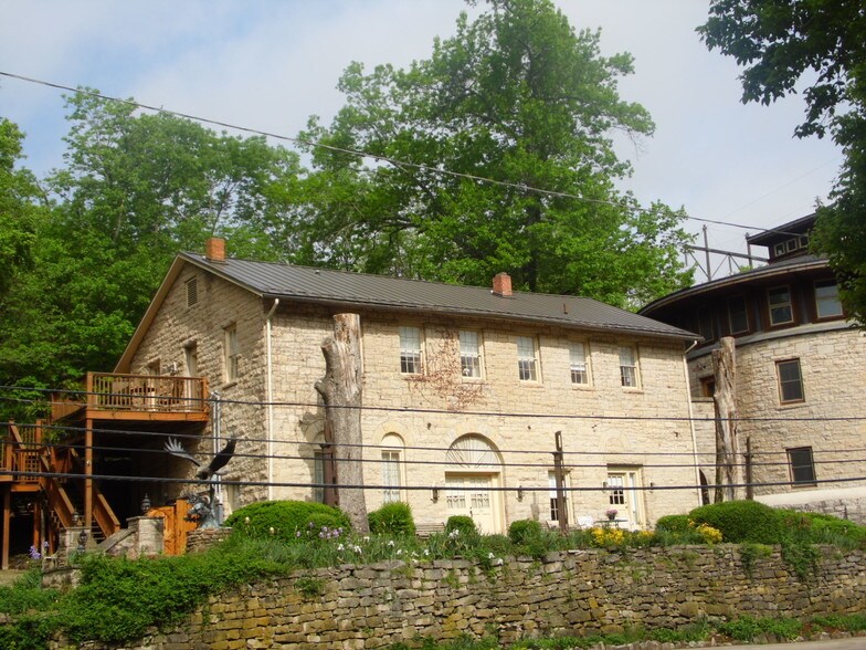 75 Hillside Ave, Eureka Springs, AR à vendre - Photo principale – Image 1 sur 22