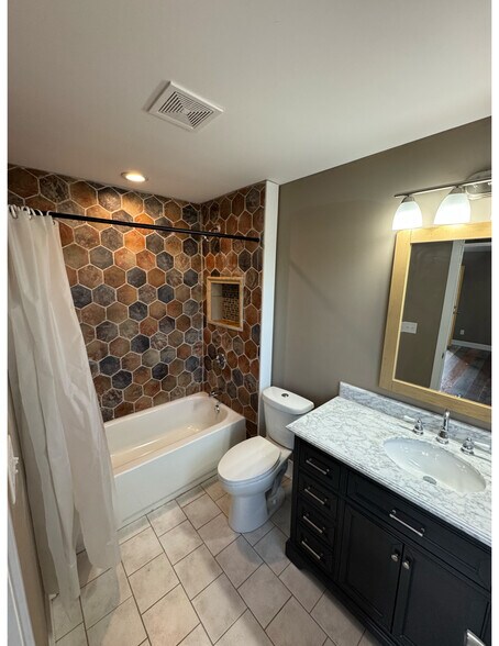 3710 E Washington St, Indianapolis, IN à vendre - Photo de l’immeuble – Image 3 sur 9