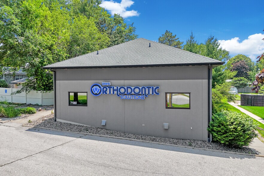 7180 Hickman Rd, Windsor Heights, IA à louer - Photo de l’immeuble – Image 3 sur 21