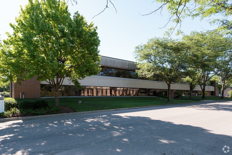 8465 Keystone Crossing, Indianapolis, IN à louer - Photo de l’immeuble – Image 3 sur 22