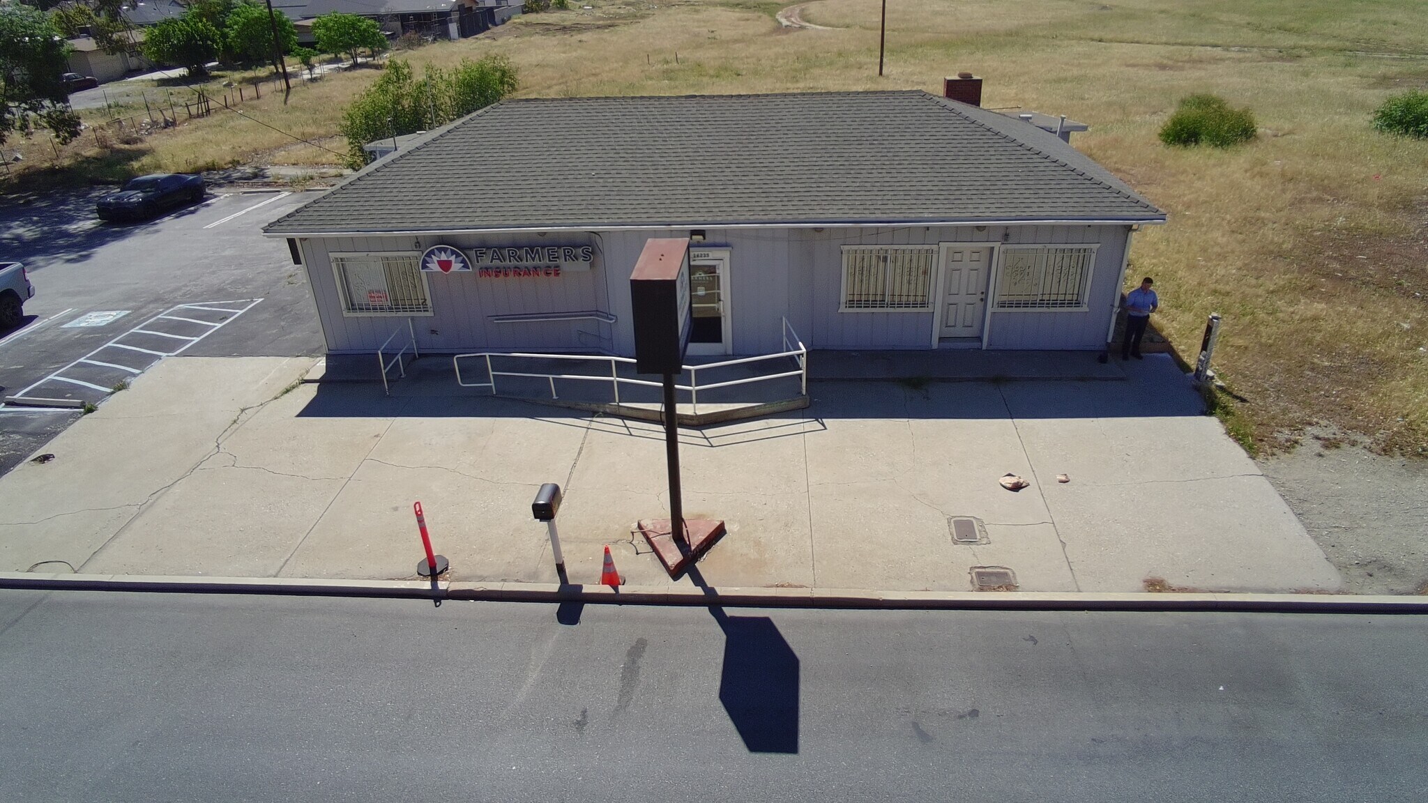 16235 Foothill Blvd, Fontana, CA à vendre Photo de l’immeuble– Image 1 sur 8