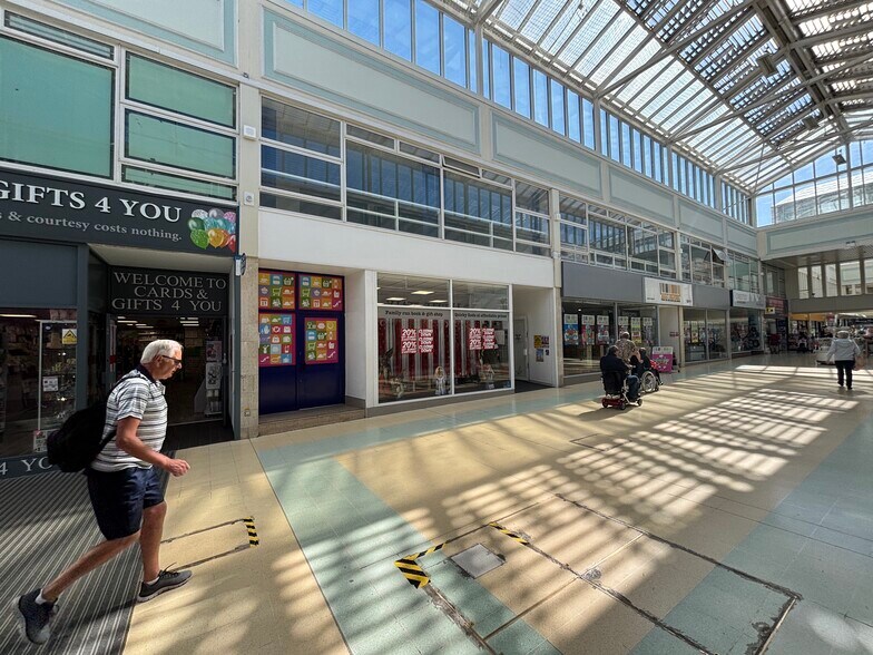 Churchill Shopping Centre, Dudley à louer - Photo de l’immeuble – Image 1 sur 14