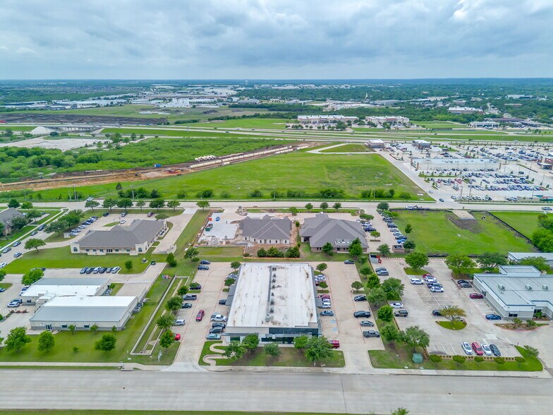 221 Regency Pky, Mansfield, TX à louer - Photo de l’immeuble – Image 2 sur 12
