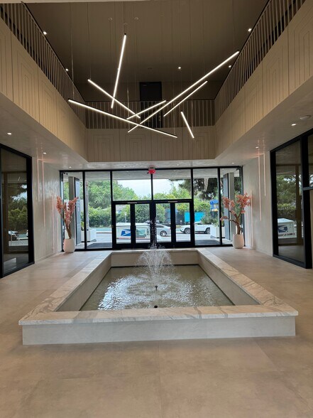 10801 National Blvd, Los Angeles, CA à louer - Hall d’entrée – Image 3 sur 24