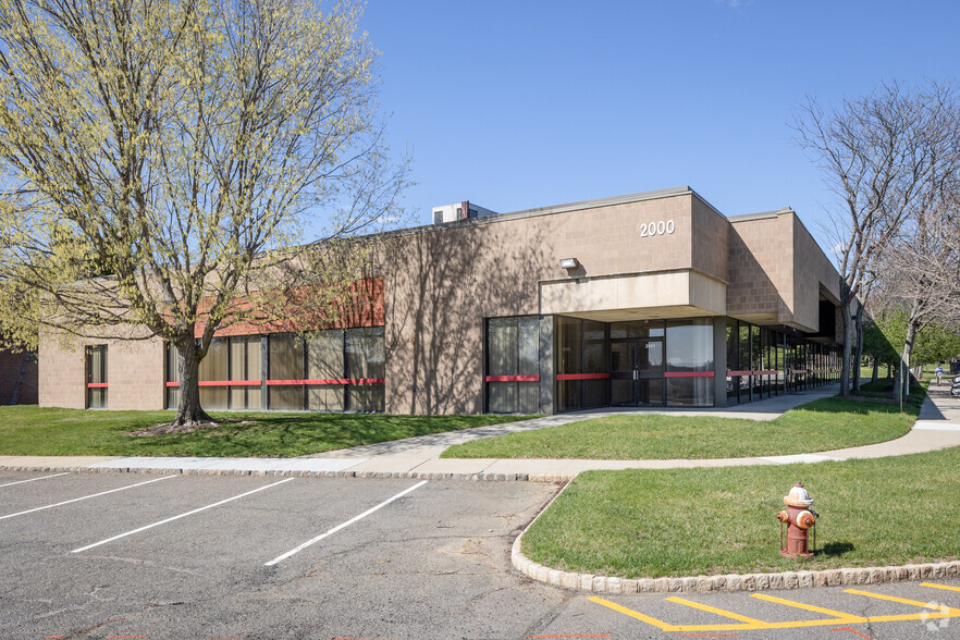 2000 Eastpark Blvd, Cranbury, NJ à louer - Photo de l’immeuble – Image 1 sur 3
