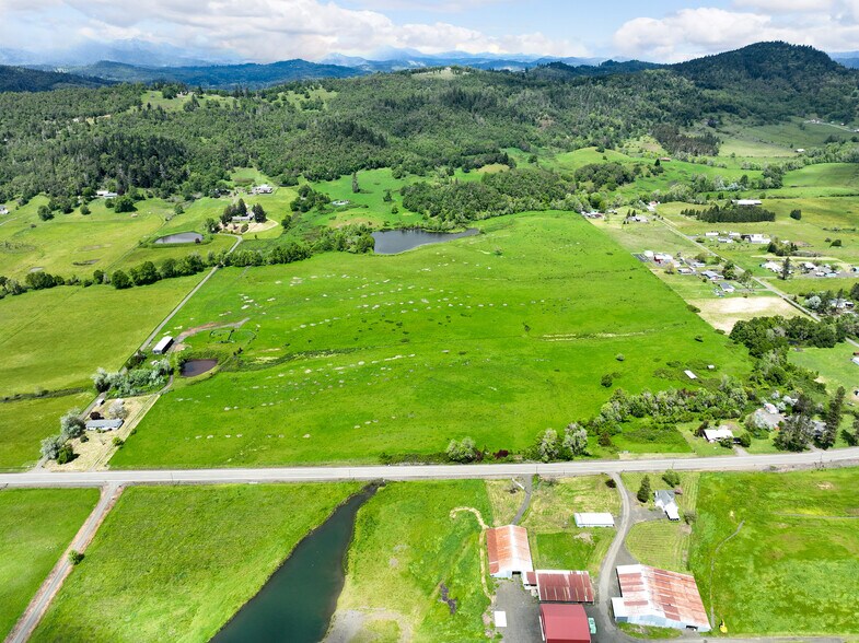 5961 Lookingglass Rd, Roseburg, OR à vendre - Photo de l’immeuble – Image 2 sur 27