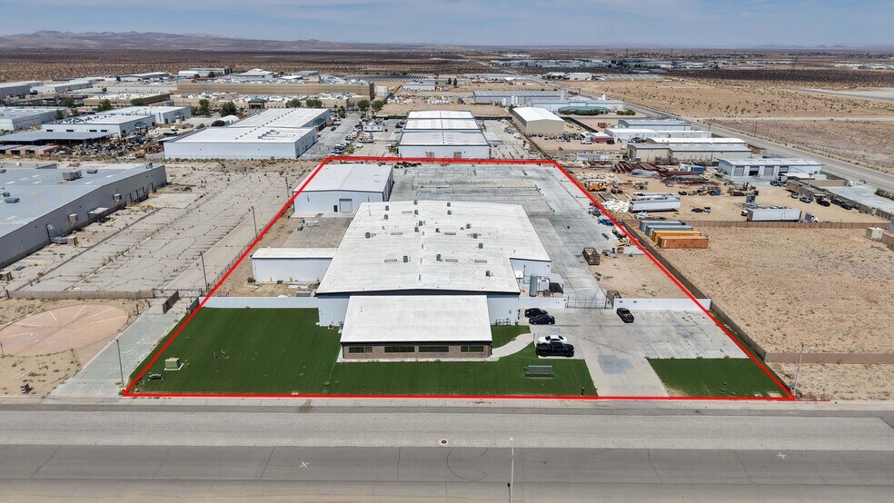9486 Holly Rd, Adelanto, CA à vendre - Photo de l’immeuble – Image 1 sur 9