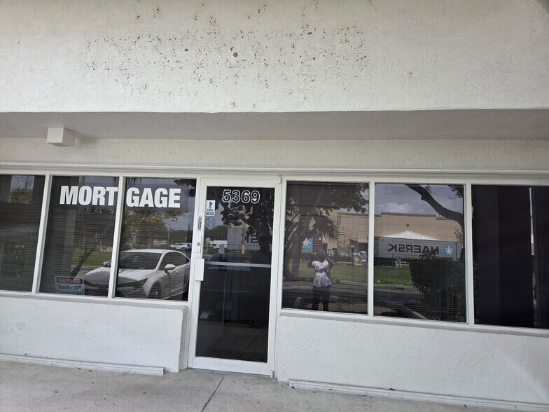 5369 N Nob Hill Rd, Sunrise, FL à louer - Photo principale – Image 1 sur 10