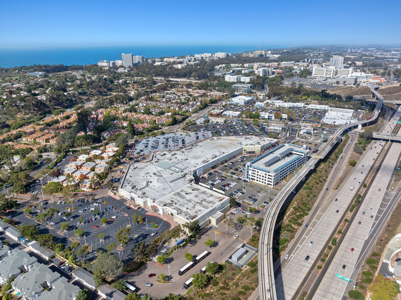 8657 Villa La Jolla Dr, La Jolla, CA à louer - Photo de l’immeuble – Image 2 sur 13