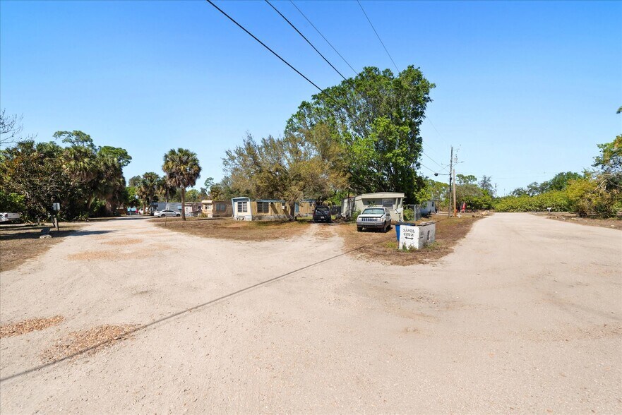 380 San Jose St, North Fort Myers, FL à vendre - Photo de l’immeuble – Image 3 sur 35