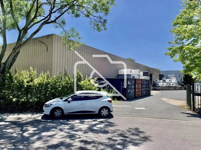 Industriel/Logistique dans Montigny-le-Bretonneux à vendre - Photo de l’immeuble – Image 2 sur 4