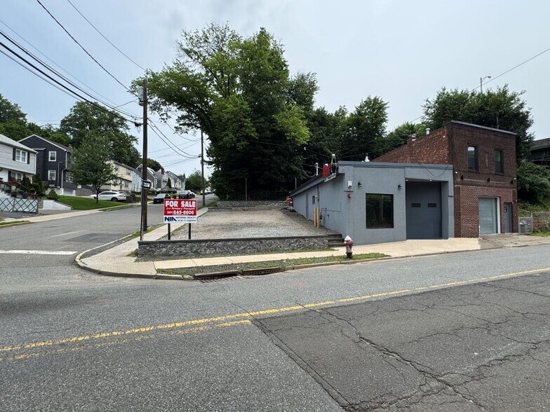 219 Railroad Ave, Ridgefield Park, NJ à vendre - Photo de l’immeuble – Image 1 sur 9