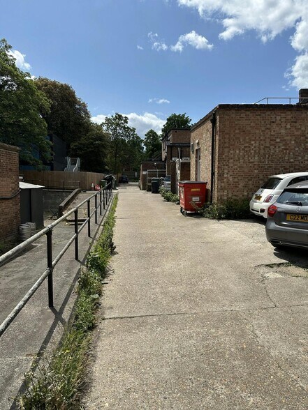 23 High St, Esher à louer - Photo de l’immeuble – Image 3 sur 4