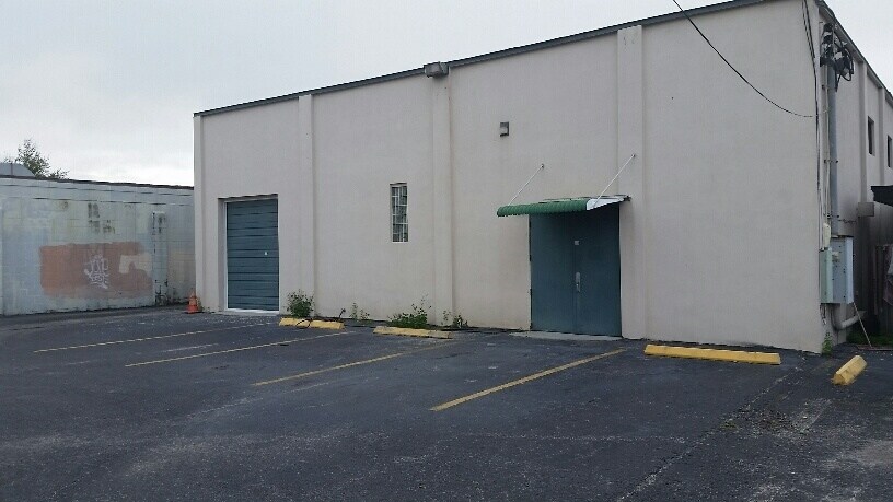 138 W Robertson St, Brandon, FL à louer - Photo de l’immeuble – Image 2 sur 7