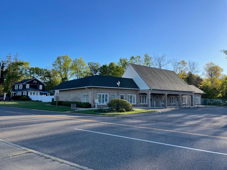 320 Merrick Rd, Amityville, NY à vendre - Photo de l’immeuble – Image 2 sur 15