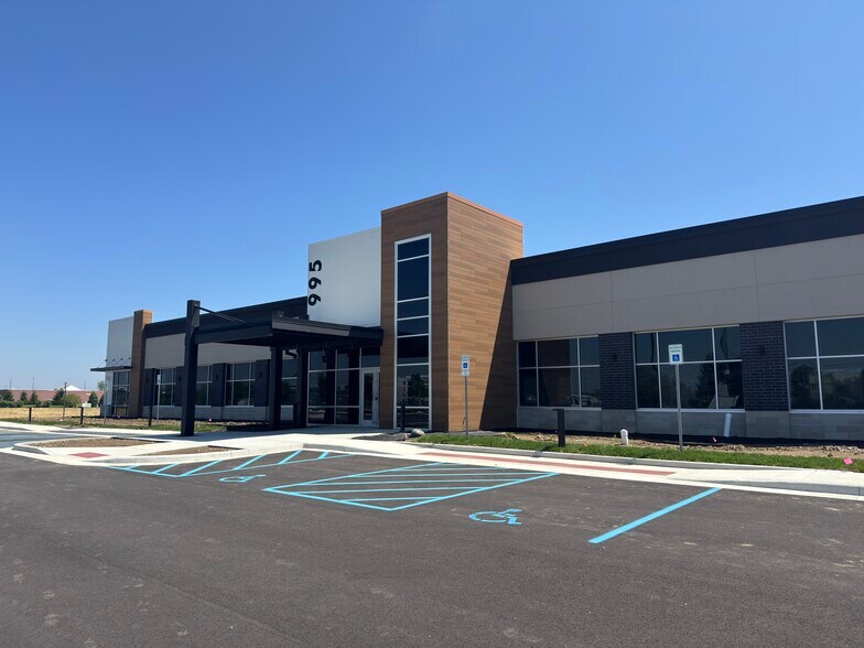 905 N Emerson Ave, Greenwood, IN à louer - Photo de l’immeuble – Image 1 sur 7