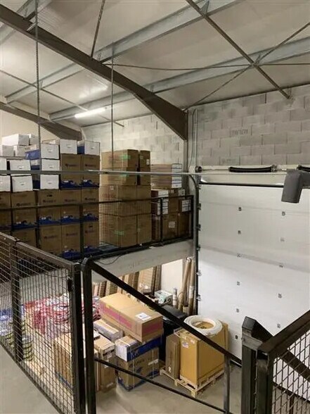 Local commercial dans à louer - Photo intérieure – Image 3 sur 6