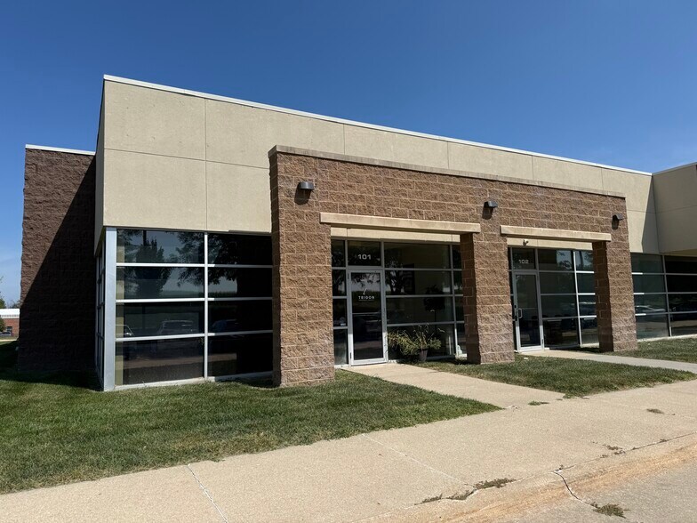 2665 SE Oak Tree Ct, Ankeny, IA à louer - Photo de l’immeuble – Image 1 sur 11