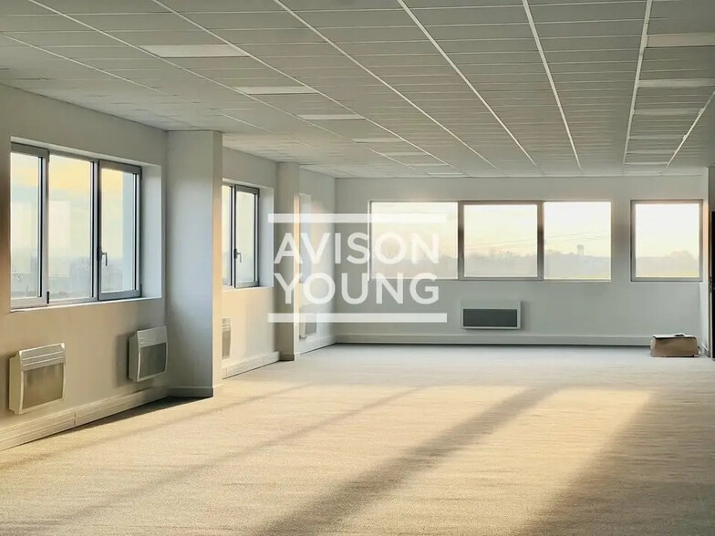 Local d'activités dans Louvres à vendre - Photo de l’immeuble – Image 3 sur 13