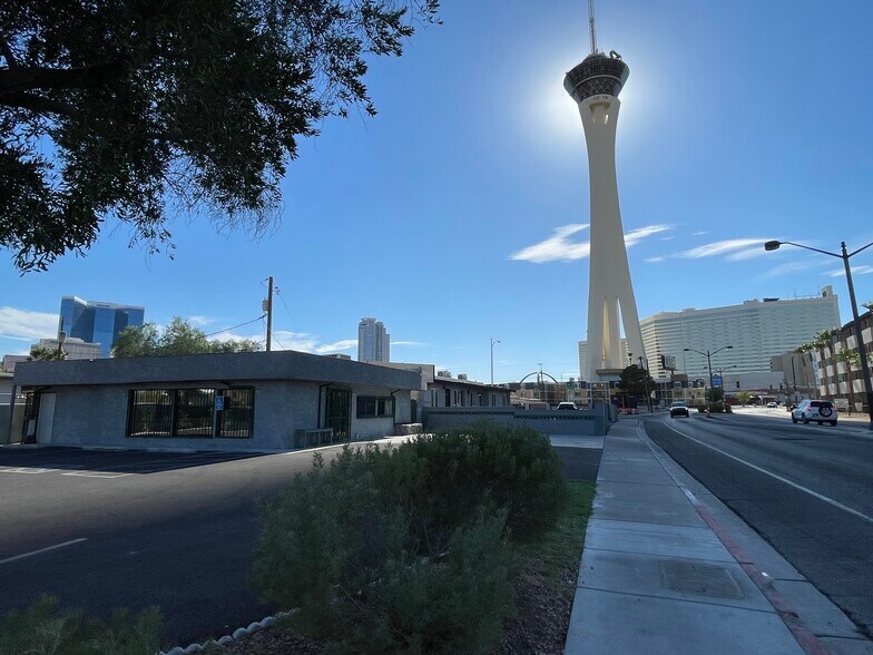 530 E St Louis Ave, Las Vegas, NV à louer - Photo de l’immeuble – Image 2 sur 5