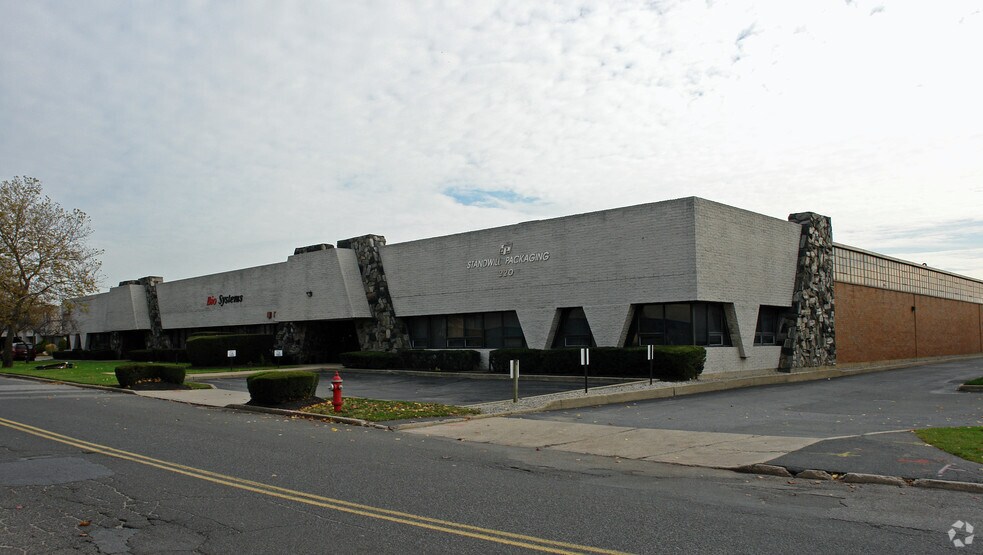 220-224 Sherwood Ave, Farmingdale, NY à louer - Photo de l’immeuble – Image 2 sur 4