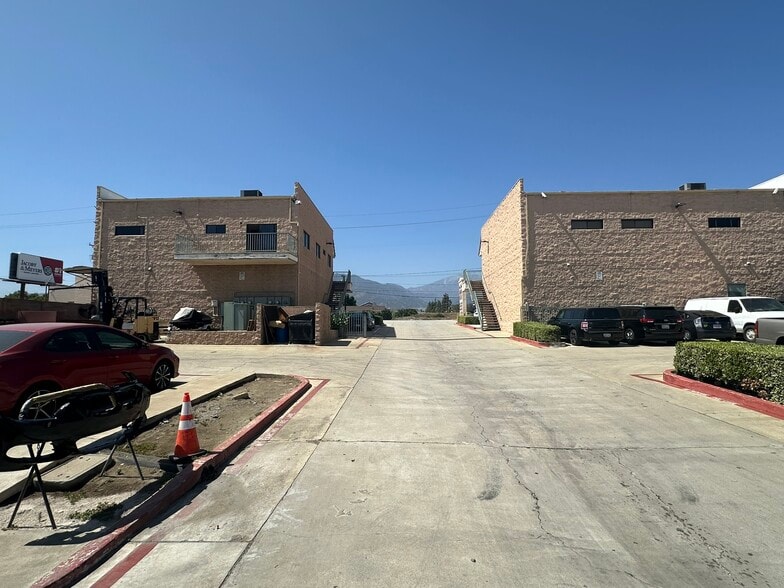 1710 W Foothill Blvd, Upland, CA à vendre - Photo de l’immeuble – Image 3 sur 5