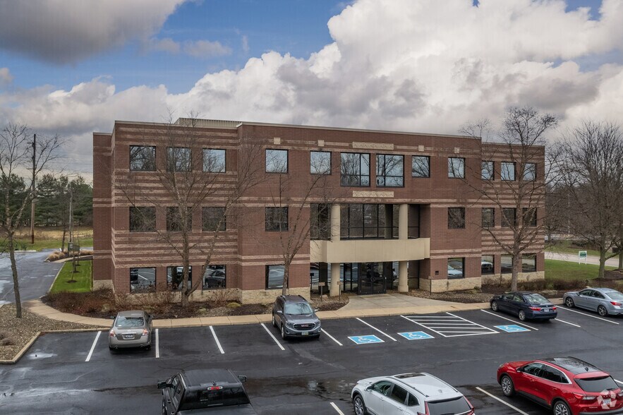 3737 Embassy Pky, Akron, OH à louer - Photo principale – Image 1 sur 6