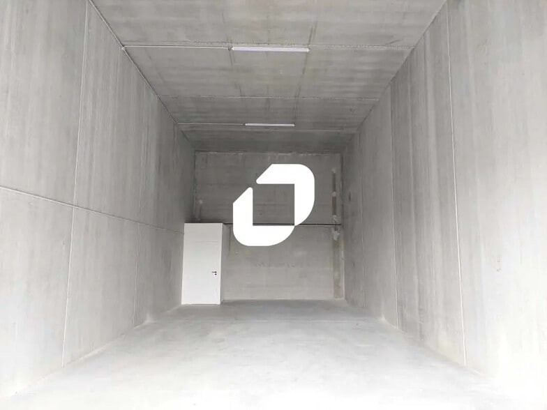 Local d’activités dans Galluis à louer - Photo de l’immeuble – Image 3 sur 6