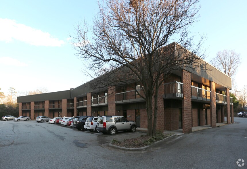 1515 W Cornwallis Dr, Greensboro, NC à louer - Photo principale – Image 1 sur 9