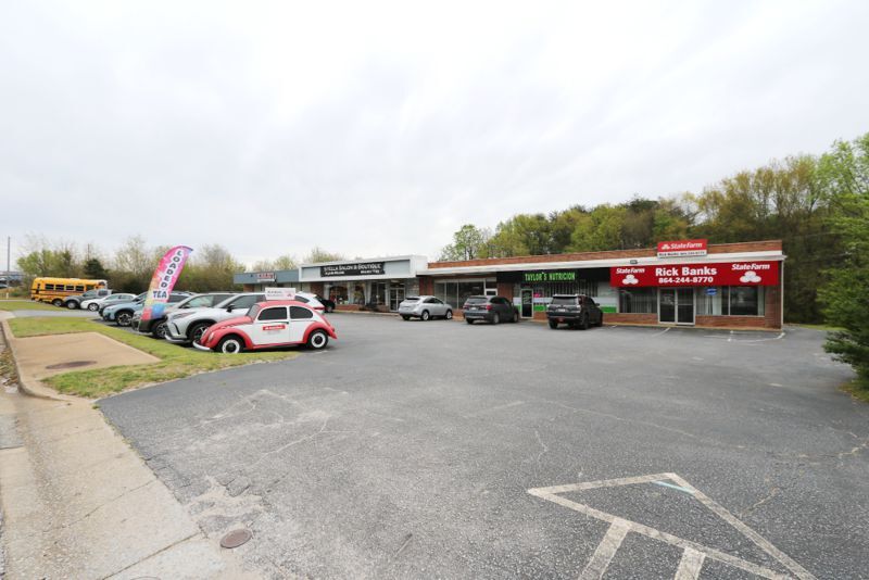 3320-3326 Wade Hampton Blvd, Taylors, SC à louer - Photo de l’immeuble – Image 2 sur 2